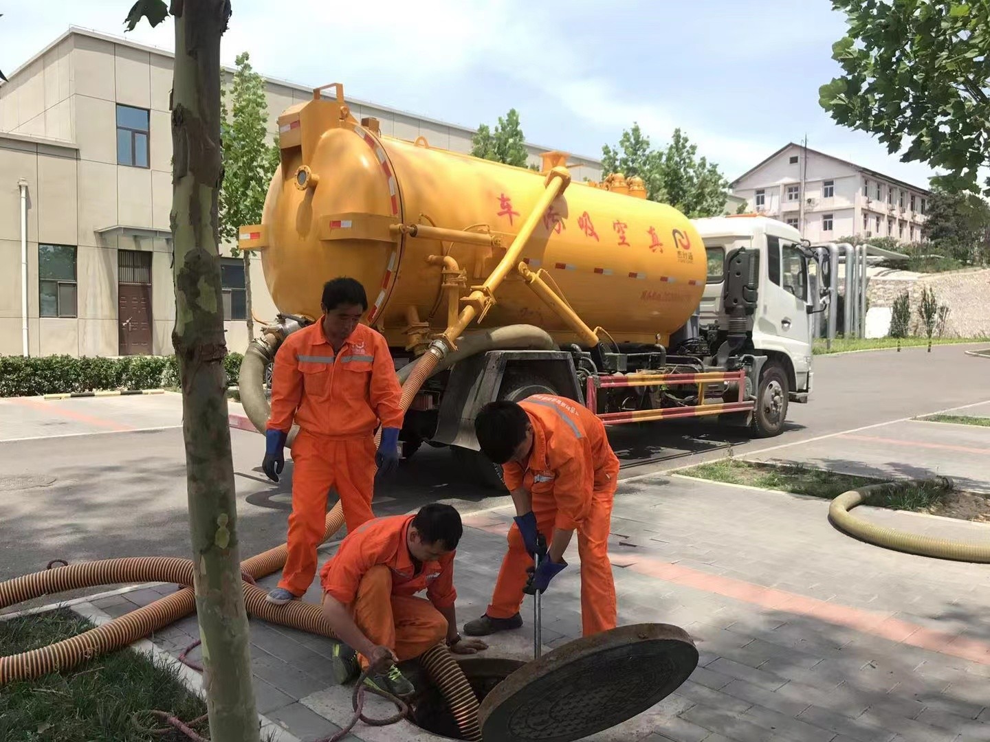 山海关化粪池清理与5-8吨吸粪车施工效率分析